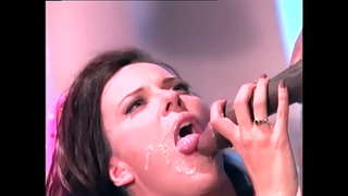 Черный король и его гость трахают голодную сисястую девушку