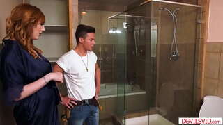 Busty بیوی خاوند کے شوہر کی طرف سے چوسنے کی عادت اور اتارنا fucking ایک پلمبر