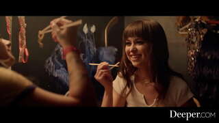 Níos doimhne. Babes Sexy taitneamh a bhaint as leispiacha fuck