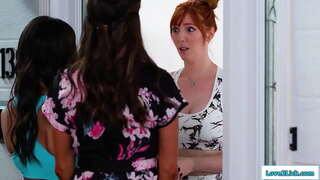 Mẹ con đi để đối đầu với một kẻ bắt nạt và một gái yêu cầu sự tha thứ cung cấp cho em một chơi 3.Cô ấy đẹp, tóc nâu, làm liếm