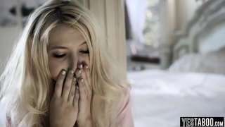 Lystad penddelwau ifanc parti ferch teen llysferch ar ôl bod allan drwy'r nos