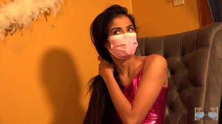 ���ाल Gripping आफ्नो कुखुरा