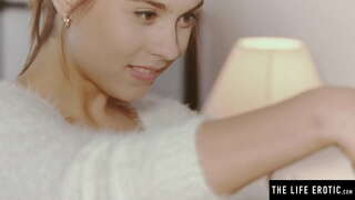 Брюнетка тыгыр ӹшке жепӹн тӹшлен симпатичный мастурбация