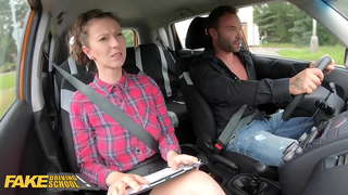 ���ალბი ავტოსკოლა შემსწავლელი ყიდულობს ინსტრუქტორი Emilia Argan ყავის ადრე გარეთ fuck