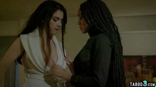 Lớn, bằng hài lòng qua cô ấy đen nhân viên