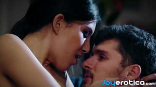 Кудрявая бабе галопира на члан повратне наездницей