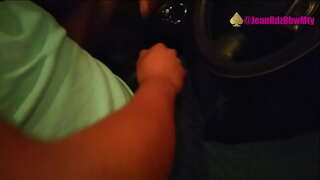 Οδηγός της uber με παίρνει δείχνοντας τα βυζιά της για την πόλη