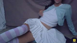 PIĘKNA JAPOŃSKA STUDENTKA Z KREMOWEJ CIPKI