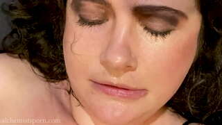 אומלל כנועה הפה דפק וחבט