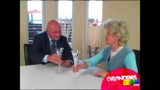 Vovo comendo အနည်းငယ်များ၏ရှေ့မှောက်၌သူ၏ဇနီး