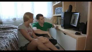 Hübsche Brünette Mädchen reitet Fetten Schwanz