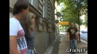 ���पल्या तहानलेल्या मुलाला sits and stares