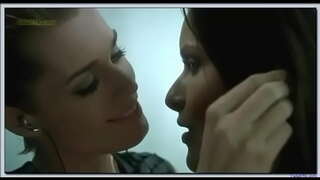 Rebecca Romijn Rie Rasmussen lesbisk kyss i Femme Fatale