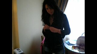 Isi-Italian amatorial Lilly khulula kwaye masturbates