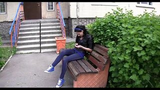 Smyslná dáma rozšiřuje její nohy