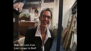 Sexy esmer evdar qadın ağır sikilmiş olur öz iş yerində