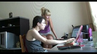 Adolescente hermosa gal stands perrito de moda