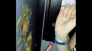 Нејзиниот Четврти Gloryhole