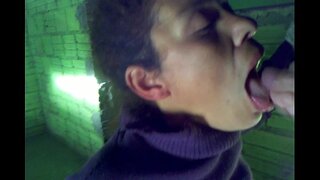 Të ndyrë e një markë të re në Shi, duke marrë një ngarkesë të sperma në gojën e saj