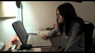 Ин красотка ба таври васеъ раздвигает ножки