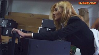 Mafana Milf fucked amin'ny efitrano fitehirizana mba hahazoana vola bebe kokoa