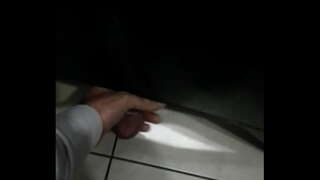 Товстий член кінчає у ванній