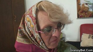 Manéhna pleases hiji ngora muhrim