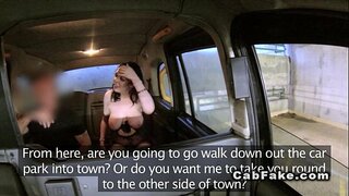 Madh tits amator merr fytyrës në rreme taksi