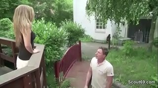 Mici slim cu o pizda de către proprietar din cauza datoriilor 