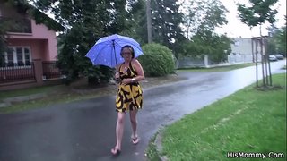 Zrela mama i tinejdžerska lezbijka se igraju međusobno