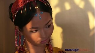 Масажни кабинети Гореща тайландска масажистка приема твърд член в своята проколотую путка