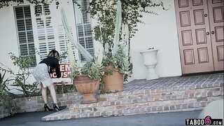 ���ຫຍ່ titted realtor ລຸ້ນເຮັດໃຫ້ແນ່ໃຈວ່ານາງໄດ້ຂາຍໃນລາຄາເຮືອນ