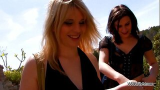 Arsch zum Mond am Fräie Sex an der Ëffentlechkeet... An e Cumshot