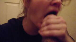 Біла дівчина обожнює чорний крем