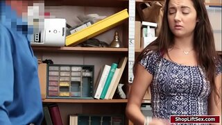 LP oifigeach ligh agus fucked Lily Adams pussy fliuch i doggystyle