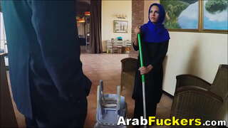 Kinakabahan Arabian Refugee Ibinigay Na Pera Para Brown Ang Taba Titi