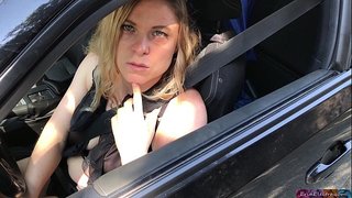 Plavuša pokupi stranca i jebe se kod nje