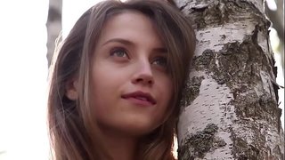 Sladká mladá dáma Nicolina odstraňuje její šaty v lese