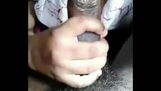 Puši kurac dok spermu