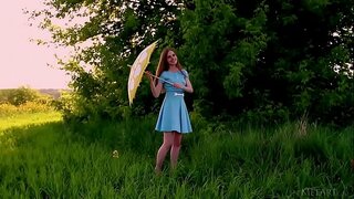 Украин чибәре Канара раздевается ачык һавада