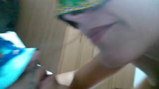 İnsanlar плюя ağız, kişiyə nə onu udmaq