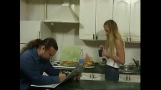 BritishTeen צעד הבת לפתות אבא במטבח בשביל סקס