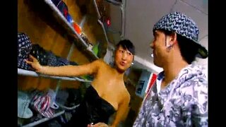 Sharon Lee është fucked nga një spanjoll në dyqanin e tij