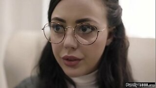 Vznemirjen deklic zadnja možnost je socialni delavec shes srečanje.On je edini, ki lahko pomaga njo in ji sis, vendar gre po ceni.Ta želi seksati z njim.Wit nobena druga možnost je vratove njegovega tiča in omogoča mu jesti njo ven, preden je jebe svoje