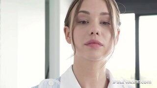 Droljasta Sluškinja Taylor Pijesak gurne vruće dupe u vazduh da dobrodošli 2 teško kurac u nju savršeno pičkica &amp;amp; bole seronjo nakon sisa njihov težak kurac! Plaćanje? 2 zgodna tretmani lica! Punim Okretom na Private.com!