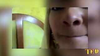 Сексуалды қыз өзінің кискасын сезімтал түрде мастурбациялайды