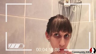 Муухай өсвөр нуудаг угаалгын өрөөнд тулд хуруугаа өөрөө