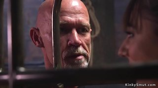 Стари господар јебе вруће бринета Робин дубоко у грло, док јебе јој маца у конопцу ропству