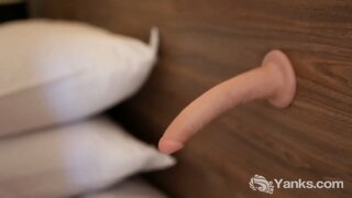 Tatuado loiro mel de Arrancos Violeta estragar sua buceta com seu brinquedo