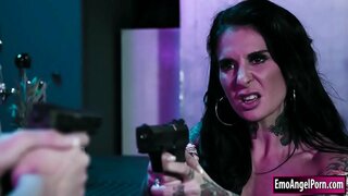 Blonde fbi asiant trin y drwg tiki bar perchennog.Y dyn y mae hi'n ei ddefnyddio fel clawr i fynd i mewn i'r bar mad roedd hi'n arfer ag ef.Gall hi gymryd gofalu am hynny drwy gadael iddo fuck hi.Mae hi'n sucks ef cyn marchogaeth ceiliog